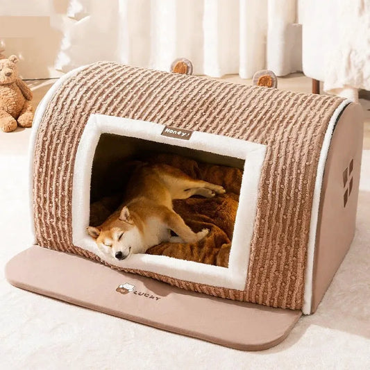 Panier Igloo Pour Chien - vue de face, posé au sol, tissu côtelé marron, coussin intérieur moelleux, chien allongé à l’intérieur