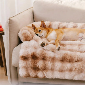 Shiba Inu relaxé sur un lit apaisant pour chien canapé en fausse fourrure beige et crème protégeant le mobilier