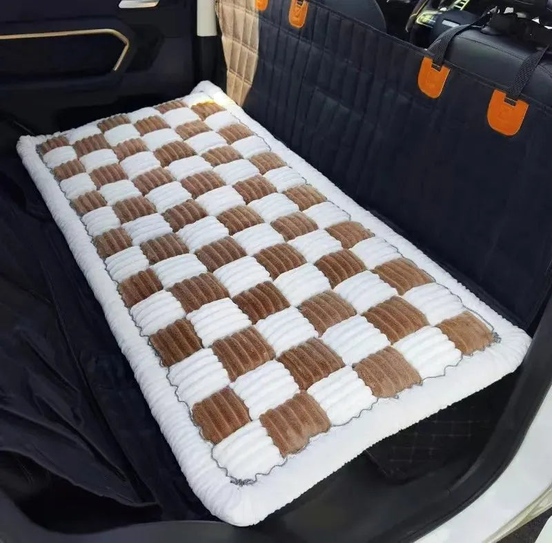 Housse protection siege arriere voiture pour chien matelassée à motif damier marron et blanc installée sur la banquette