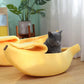 Lit Banane Pour Chien - vue de face, posé au sol, tissu jaune, chat à l’intérieur