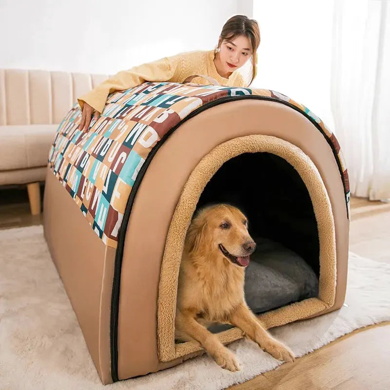 Lit pour chien - vue de face, posé sur tapis, coloris beige et multicolore, tissu matelassé avec lettres imprimées