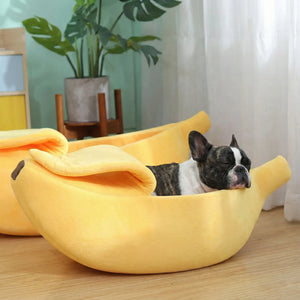 Bouledogue français dormant paisiblement dans un lit banane pour chien jaune original avec rabat pelable