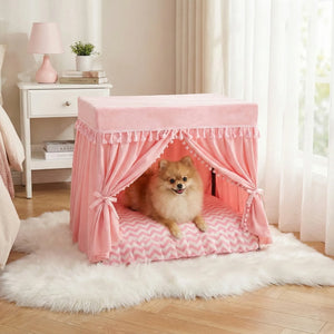 Lit de princesse pour petit chien - vue de face, posé au sol, tissu rose à chevrons, rideaux noués