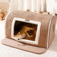 Panier Igloo Pour Chien - vue de face, posé au sol, tissu côtelé marron, coussin intérieur moelleux, chien allongé à l’intérieur