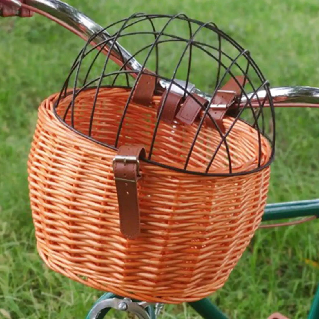 Panier Osier Velo Pour Chien - monté sur vélo, vue de face, osier tressé, grille métallique noire, lanières en cuir brun