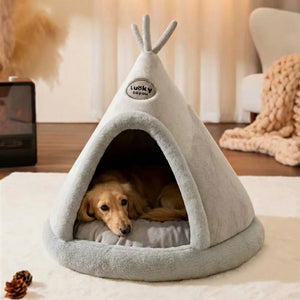 Panier grotte pour chien avec un teckel confortablement installé à l'intérieur, offrant un espace douillet, rassurant et chaleureux.