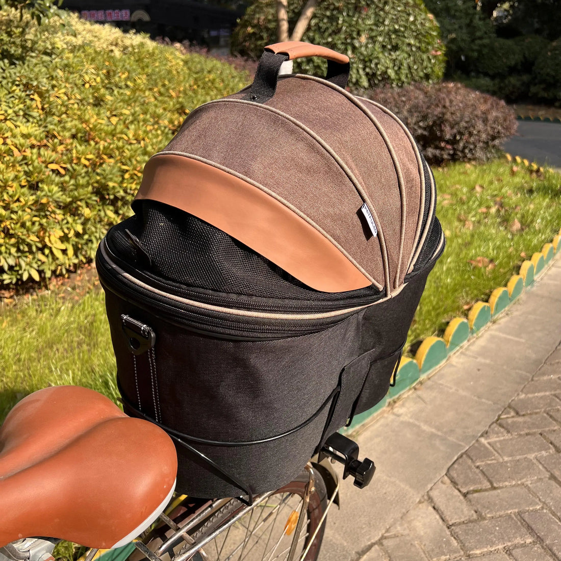 Panier Pour Chien Velo Arriere installé sur le porte-bagages arrière d'un vélo.
