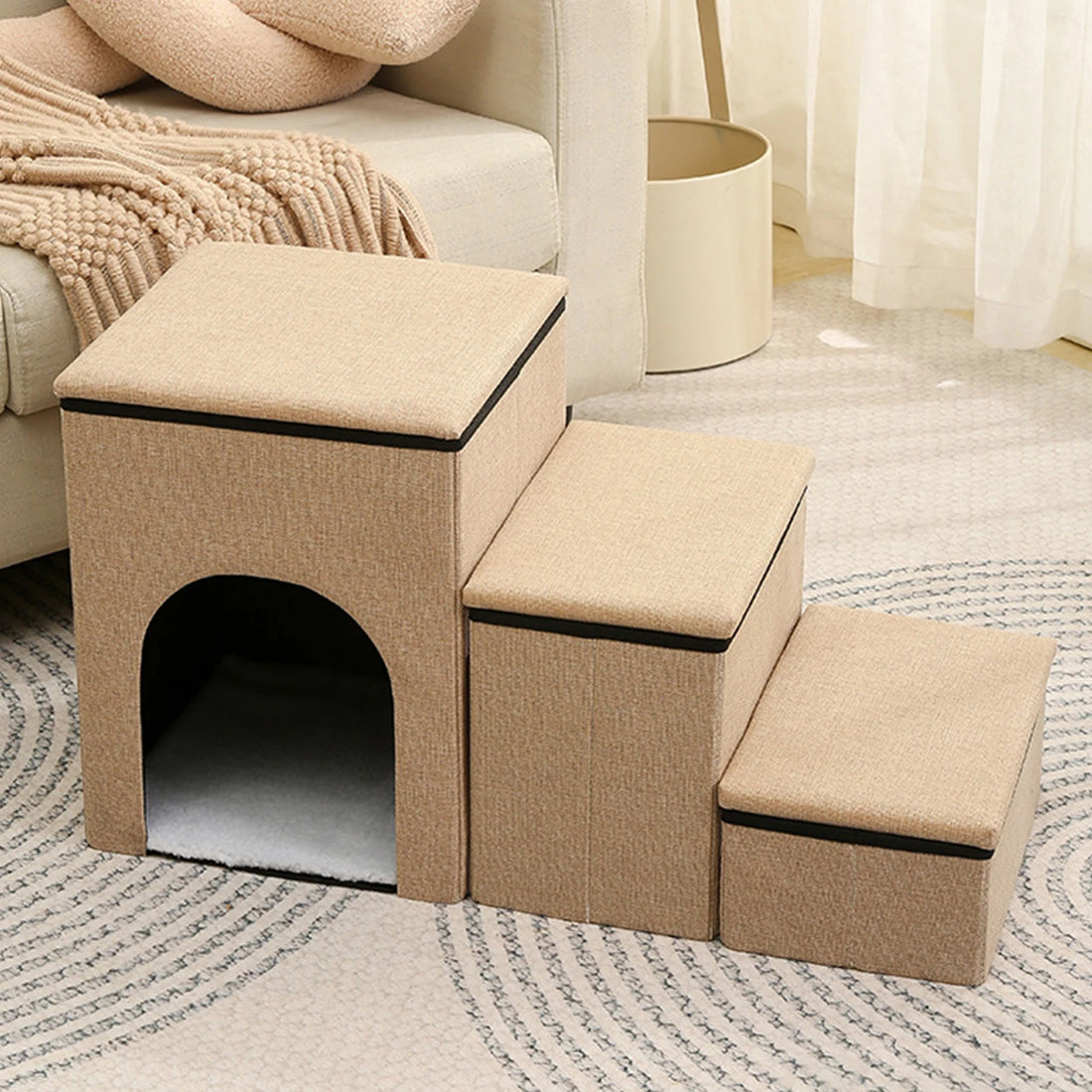 Escalier pour chien en tissu beige avec niche intégrée, composé de trois marches, placé dans un salon lumineux au style minimaliste.