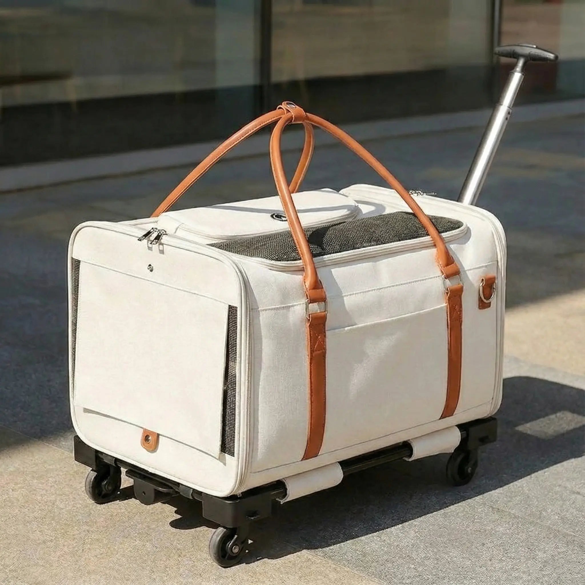 Poussette pour chien pliable utilisé en extérieur, posé au soleil, confortable et facile à transporter pour chien de petite et moyenne taille