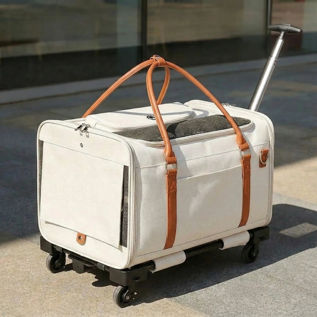 Poussette pour chien pliable utilisé en extérieur, posé au soleil, confortable et facile à transporter pour chien de petite et moyenne taille