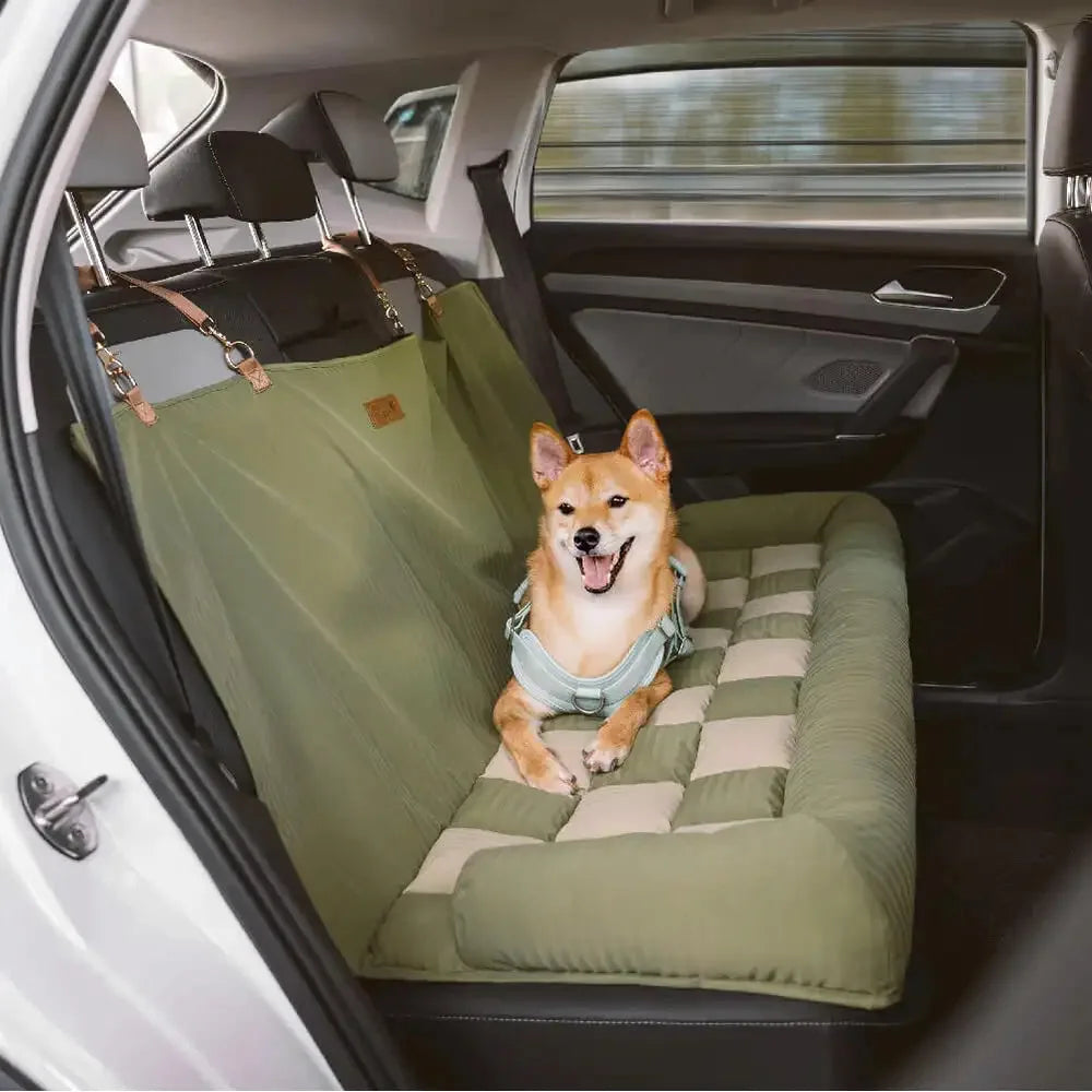 Shiba Inu assis confortablement sur une protection banquette voiture chien verte matelassée à motif damier
