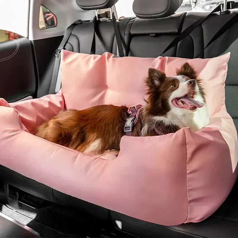 Border Collie allongé confortablement dans un siège auto pour chien 20 kg rose installé sur la banquette arrière